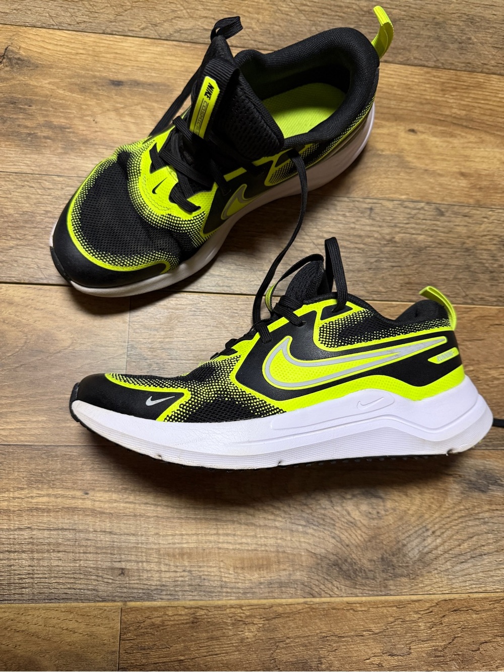 Nike Cosmic Runner GS Black Volt Yellow Running Shoes Boys Size 4Y